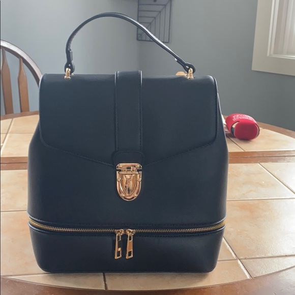Handbags - Black medium sized backpack